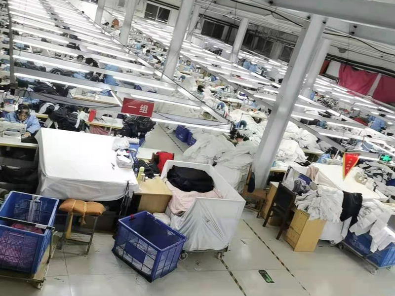 羽絨服生產(chǎn)現(xiàn)場
